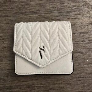 Simply Vera White Wallet Snap Closure